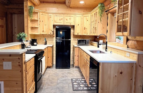 Easton Cabin | Modern Log Cabin w/Private Fire Pit – Mins to Lake Kachess & Snoqualmie Pass