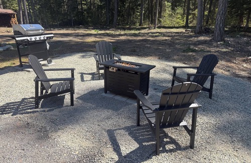 Easton Cabin | Modern Log Cabin w/Private Fire Pit – Mins to Lake Kachess & Snoqualmie Pass