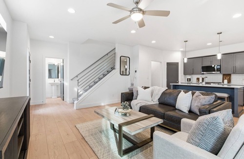 Meridian House | Modern Meridian Retreat - Spacious 4 Bedroom - Walkable Downtown
