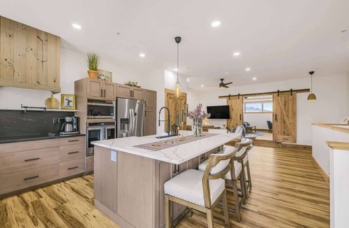 Swan Valley Condo | Modern Mountain condo w/river views EV charger&SUP