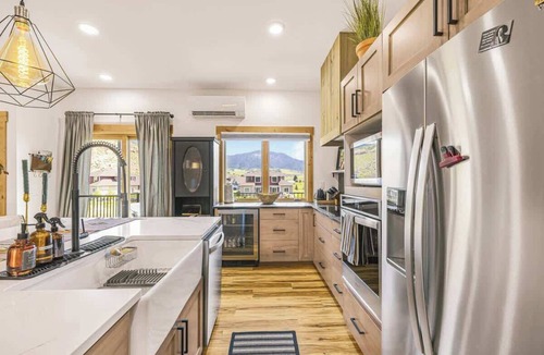 Swan Valley Condo | Modern Mountain condo w/river views EV charger&SUP