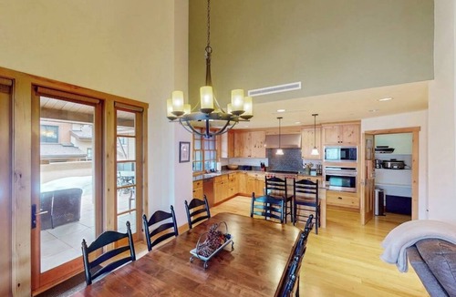 Elkhorn Village Apartment | Modern mountain penthouse close to hikes & skiing