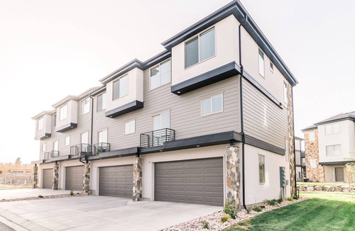 Saratoga Springs House | Modern Townhome/King and Queen Beds/ Corporate Housing Welcome