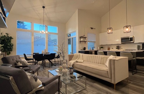 Coeur d'Alene House | Modern Townhome- downtown Coeur d'Alene- minutes to waterfront restaurants shops