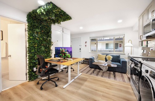 North Queen Anne Apartment | Modern Workstay in Seattle | Desk + Full Kitchen