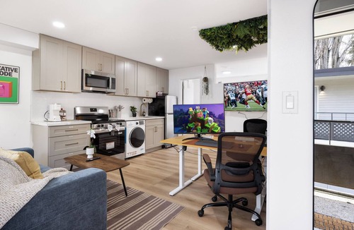 North Queen Anne Apartment | Modern Workstay in Seattle | Desk + Full Kitchen