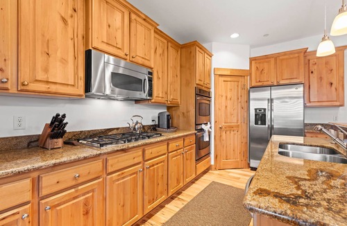 Bear Hollow Village House | Moose Mgmt at Bear Hollow 5614: Hot Tub-Near Resorts-BBQ-Garage Parking