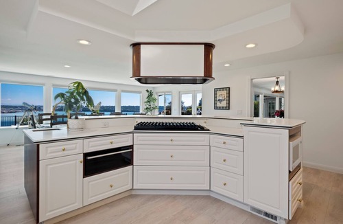 Northeast Tacoma House | Mount Rainer/Water/Skyline View-Central AC-Mini Outdoor Golf-Private Heated Pool