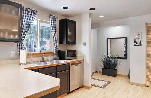 McCall House | Mountain Getaway Hot Tub Game Room Sleeps 10 Minutes to Payette Lake