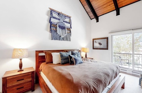 Big Sky Meadow Village Condo | Mountain-view condo with hot tub & pool access - walk to Town Center