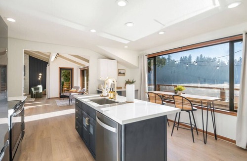 Maple Heights-Lake Desire House | Mt Rainier Lakefront · Hot Tub · Kayaks · Sleep 11