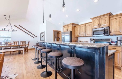 Victor House | Mtn Views, Hot Tub, Deck, Fenced Yard, AC, Dogs OK