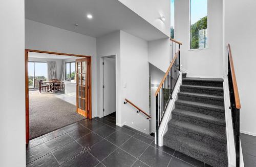 Murrays Bay Villa | Murrays Gem l Modern 4bed Stunner l Sea View & Spa!