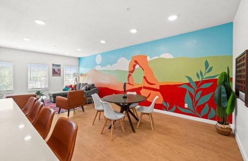 People's Freeway House | Natl Park 2BR Townhome King 2-Car Garage