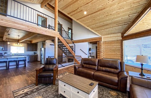 Sweetwater House | Nature Calls- Log home, hot tub & Ideal Beach Pass