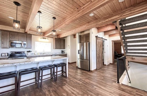 Sweetwater House | Nature Calls- Log home, hot tub & Ideal Beach Pass