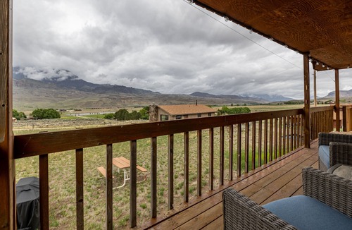 Wapiti Cabin | Neal's Guest House- pet friendly Wapiti Valley