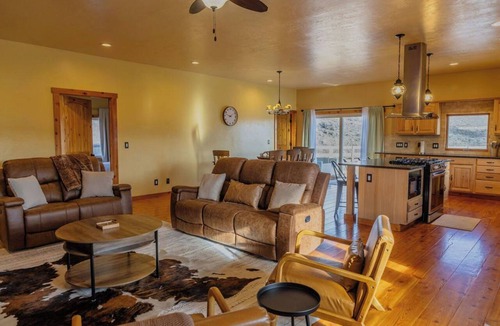 Dubois House | Near Yellowstone Lucky Dog Ranch, 3BR, Sleeps 8, Full Kitchen, Right off the Hwy