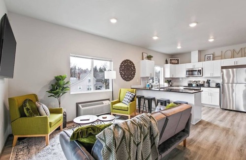 South Perry District Apartment | New 2 Bd 2 Bth Near Perry Dist and Downtown!