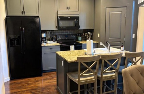 Meridian House | NEW! 3 Private King Suites Walk to The Village