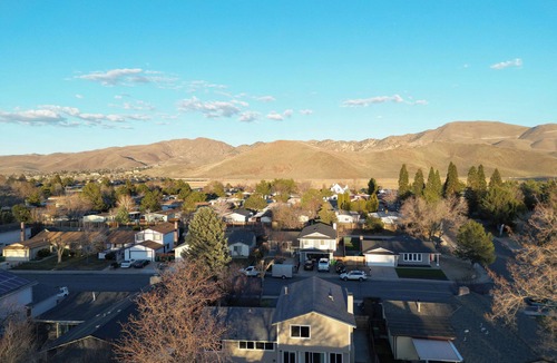 Mira Loma House | NEW! Chic+Cozy, Sleeps 14, King Bed, Work Desk, Tahoe 30 min, Mt Rose Ski 20 min