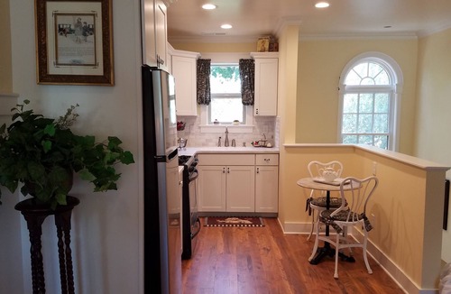 Garden District Cottage | New Cottage walking distance to town & Lake complimentary ride in a 1911 Model T