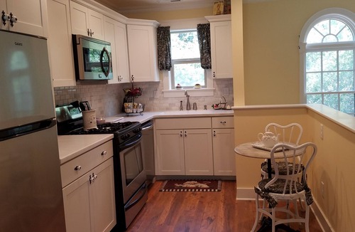 Garden District Cottage | New Cottage walking distance to town & Lake complimentary ride in a 1911 Model T