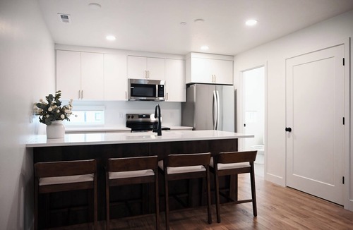 Glendale House | New, Cozy, Modern 2 King Bedrooms with own Bathrooms