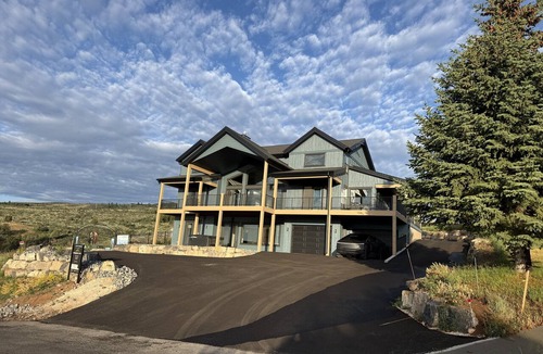 Garden City House | New Custom Home w/6 King Beds Hot Tub -Huge Deck Amazing Lake Views- Sleeps 50