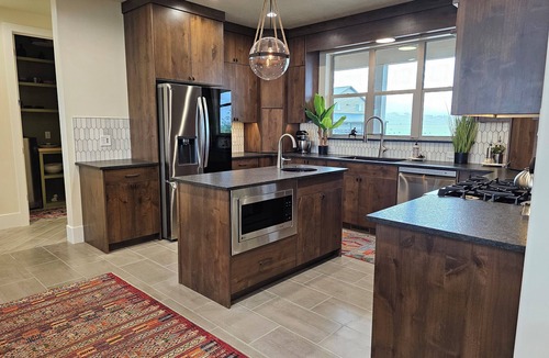 Sweetwater House | New listing! Hanson House- 9 bed 7.5 bath Sleeps 35. 1/2 Acre Grass Yard