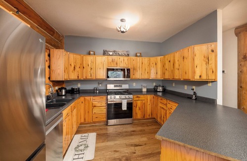 Gallatin Gateway House | New Listing! Ski or Hike. Hot Tub After. +Pets - 20 Secluded Acres