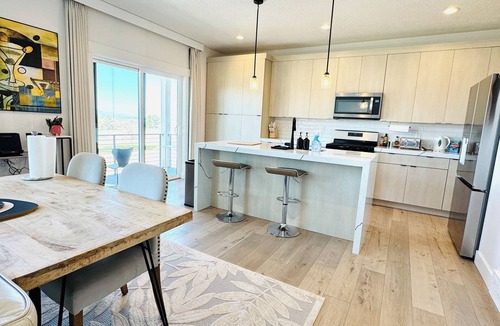Sandy House | NEW Modern 3 bed Home with Stunning Mountain Views close to Ski Resort and City
