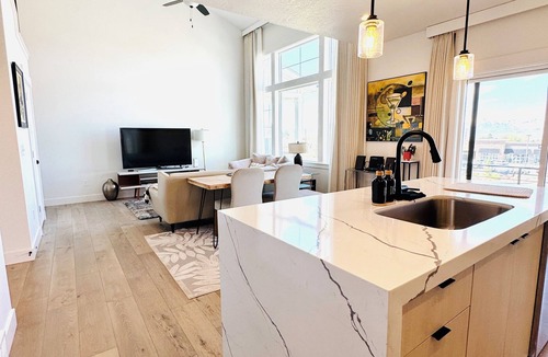 Sandy House | NEW Modern 3 bed Home with Stunning Mountain Views close to Ski Resort and City