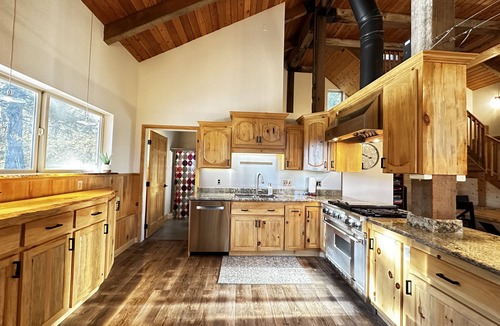 Garden Valley Cabin | NEW! Pineview Lodge. Gorgeous Lodge with access to PRIVATE Hot Springs Pools