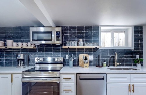 Hilltop Apartment | *NEW* The SWxPNW - A Modern Tacoma 3 Bedroom Apt.