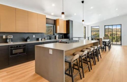 Sweetwater House | New Ultra-Modern Home Overlooking the Lake