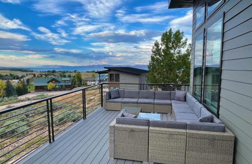 Sweetwater House | New Ultra-Modern Home Overlooking the Lake