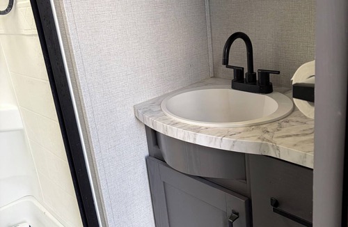 Golconda House | Newer, Recreational RV with tankless water Heater - Long or Short Term Stay