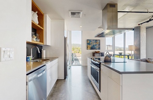 Uptown Condo | Newly Finished Nob Hill Condo w/Great Walkability and Central Location