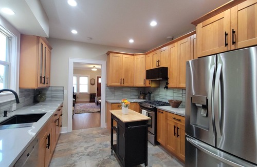 Maple Leaf House | Newly Remodel 5BR 3BA Classic in N Green Lake + Opt Studio & 2BR Apartment