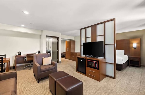 Layton Hotel | Northern Utah Comfort with Swimming Pool Near Museums & Amusement Parks
