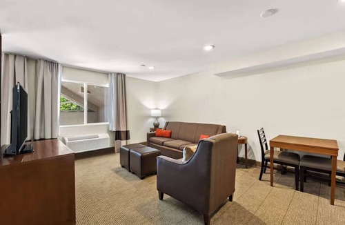 Layton Hotel | Northern Utah Comfort with Swimming Pool Near Museums & Amusement Parks