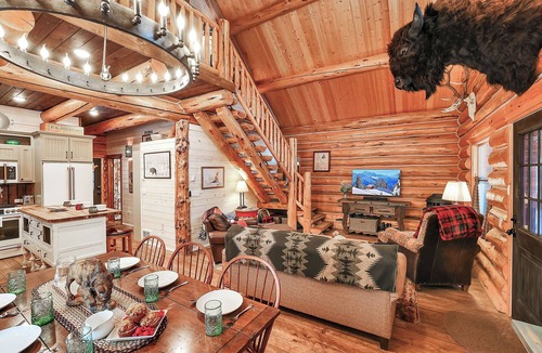 McCall Cabin | Nostalgic pet-friendly cabin near Ponderosa State Park and downtown McCall