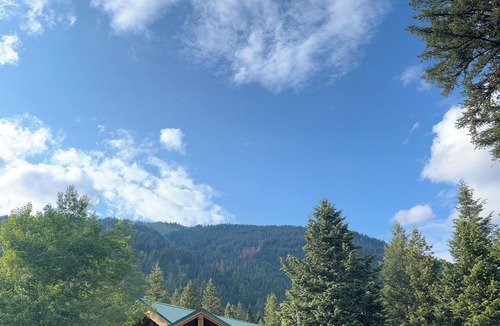 Missoula County Cabin | Off-Grid Log Cabin with Sauna & Hot Tub