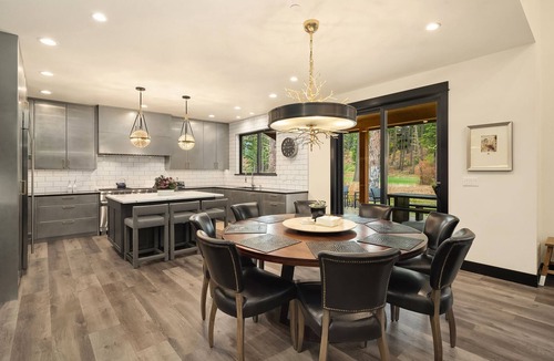 Cle Elum House | ​On 16th Fairway- 4 King Suites + Bunk Suite- Hot tub- Game Room- Dog Welcome