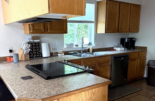 Riggins House | On the Rocks Lodge. Riverside and Mountain Views with a Private Hot Tub