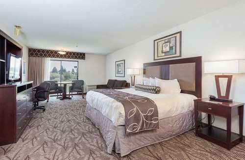 Idaho Falls Resort | ONE LOVELY KING UNIT! POOL, HOT-TUB, SPA, PARKING!