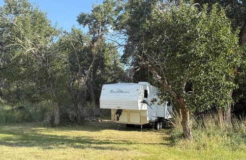 Sheridan House | Outdoorsman's Paradise. RV with AC, Picnic table, fire pits, creek side dining.