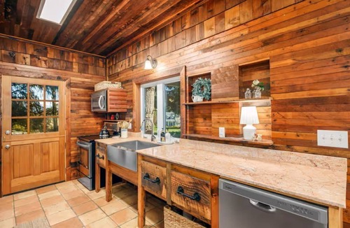 Arlington House | Peaceful 2-Acre Farmhouse Retreat 2 King Beds + View
