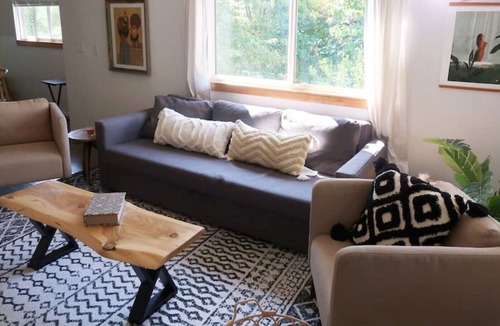 Hilltop House | Peaceful, family-friendly, cozy African-inspired bohemian downtown getaway